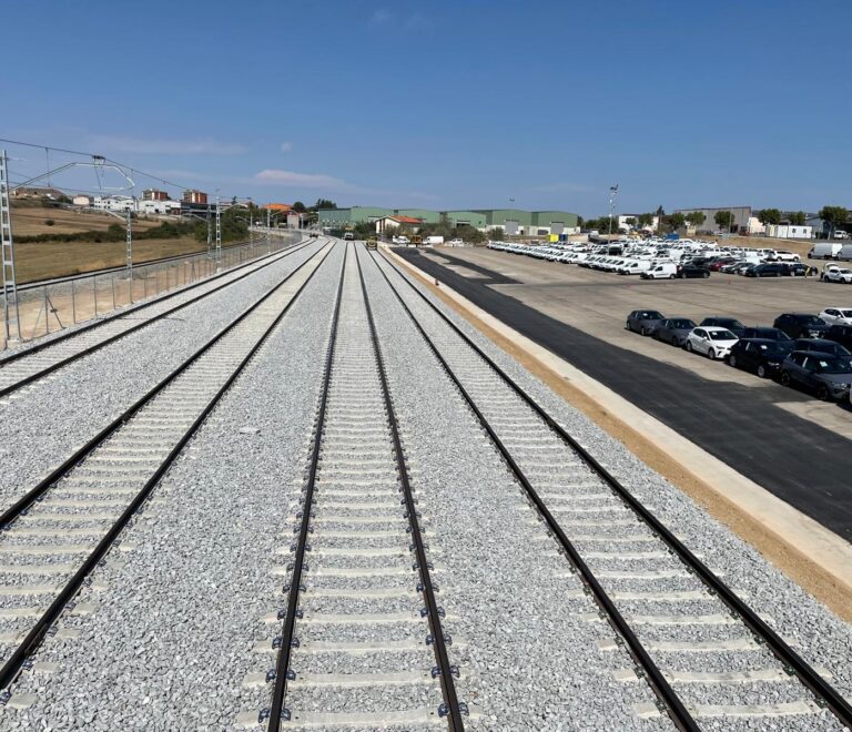 ¡Los coches se suben al tren! El ferrocarril gana protagonismo en la logística de automoción